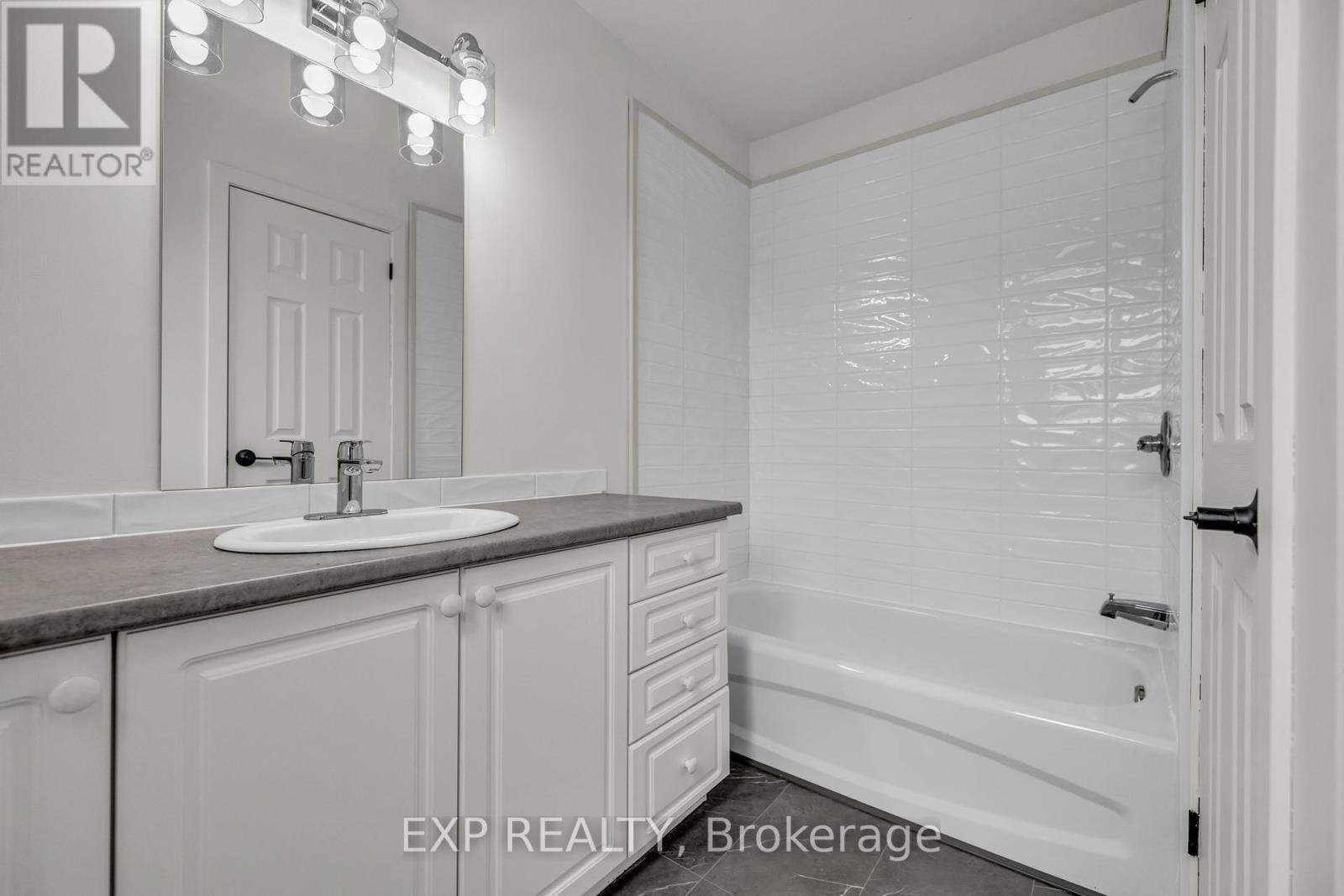 












423 HILLSBORO

,
Ottawa,




Ontario
K2M3A7

