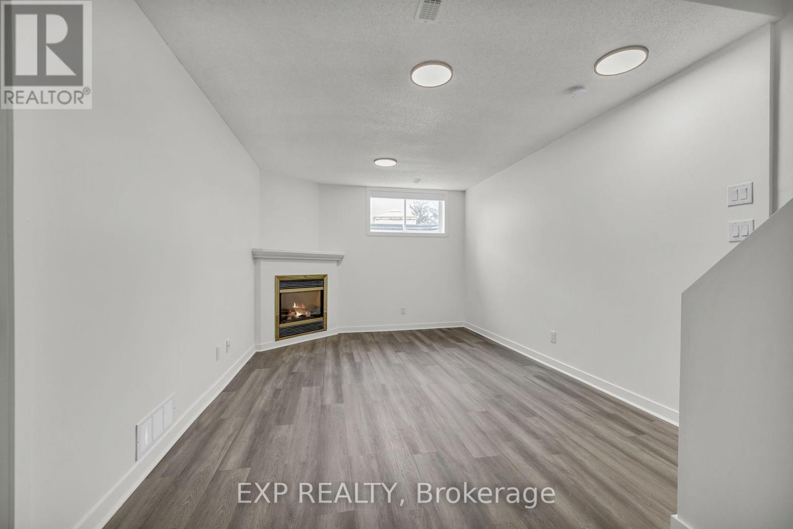 












423 HILLSBORO

,
Ottawa,




Ontario
K2M3A7

