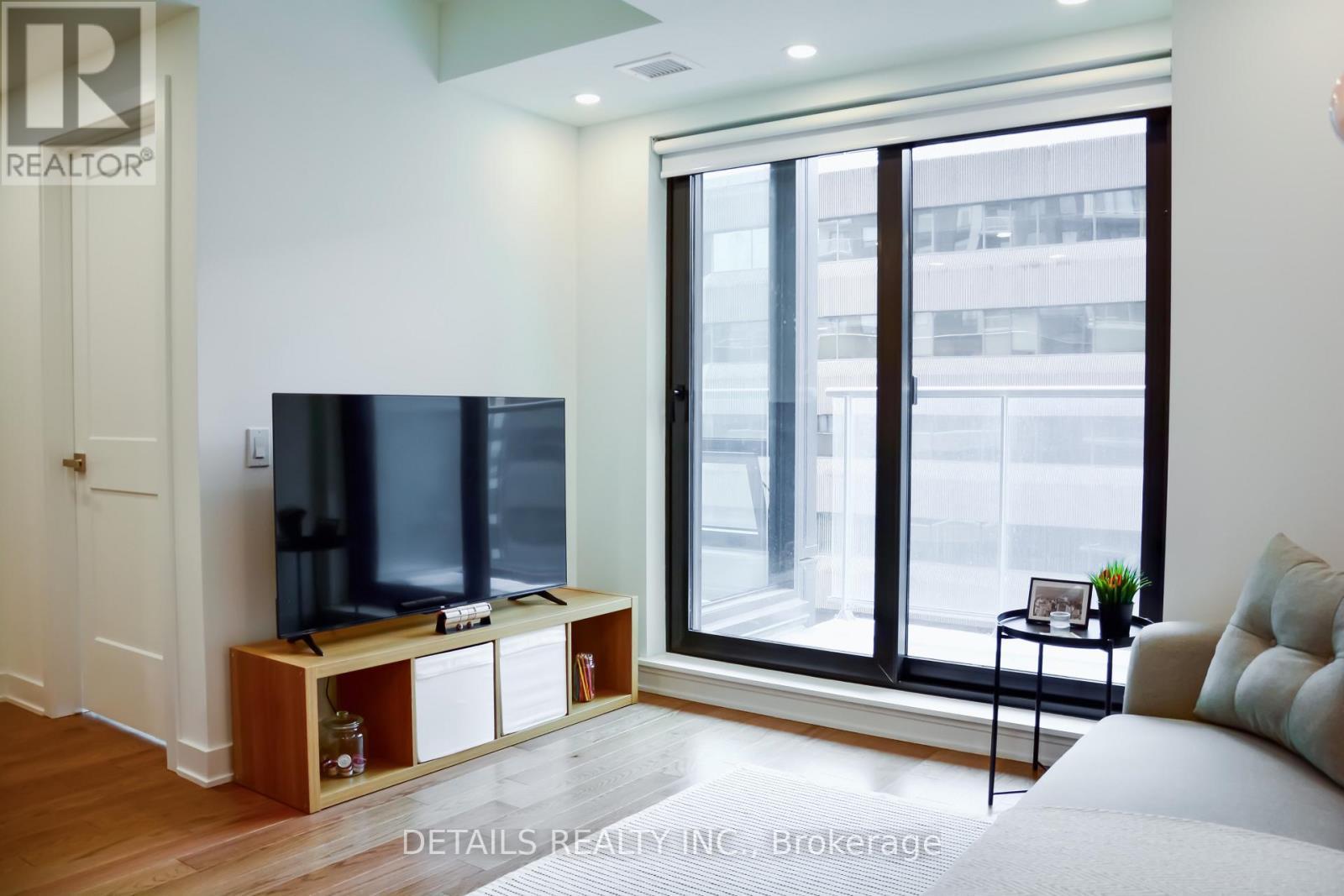 












1102 - 340 QUEEN STREET

,
Ottawa,




Ontario
K1R0G1


