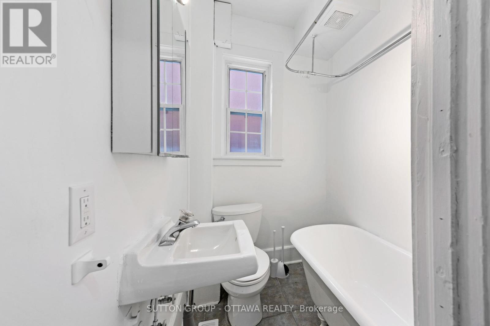 












335-337 ST PATRICK STREET

,
Ottawa,




Ontario
K1N5K6

