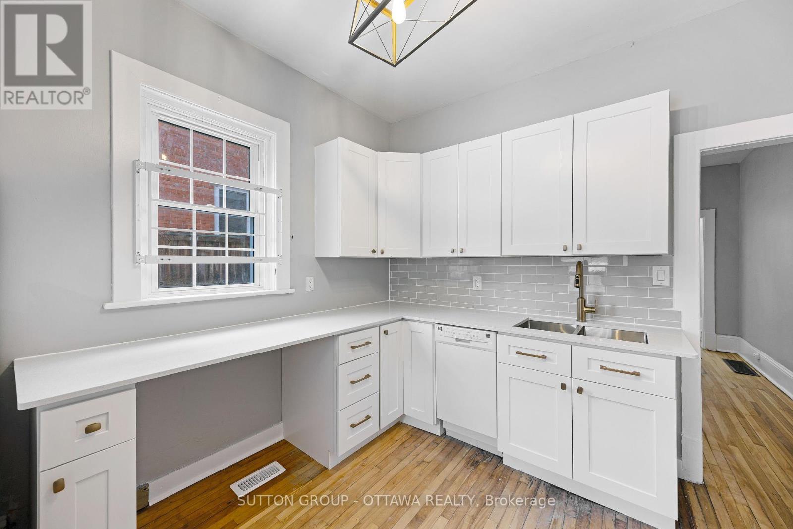 












335-337 ST PATRICK STREET

,
Ottawa,




Ontario
K1N5K6

