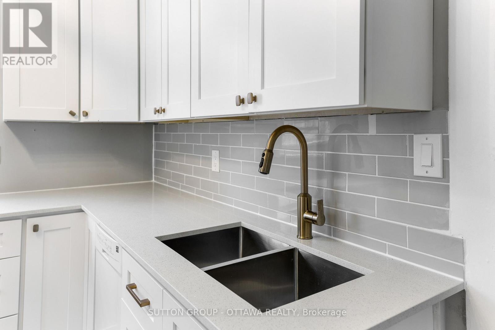 












335-337 ST PATRICK STREET

,
Ottawa,




Ontario
K1N5K6

