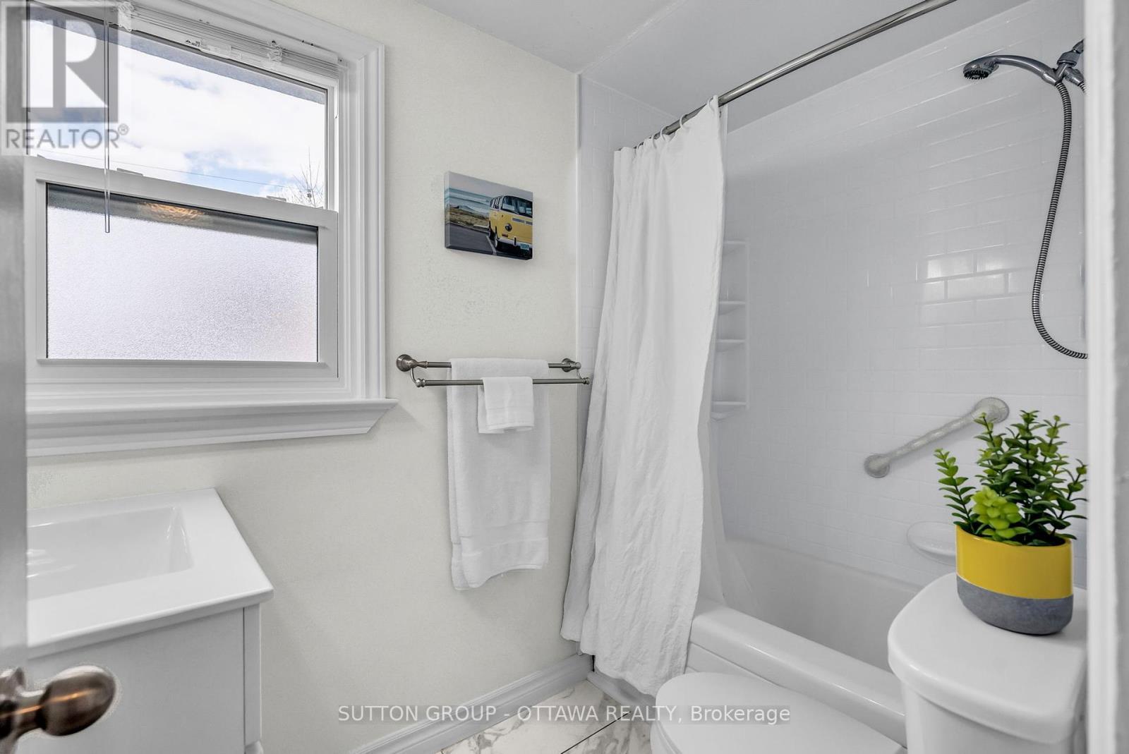 












1371 WOODWARD AVENUE SE

,
Ottawa,




Ontario
K1Z7V7

