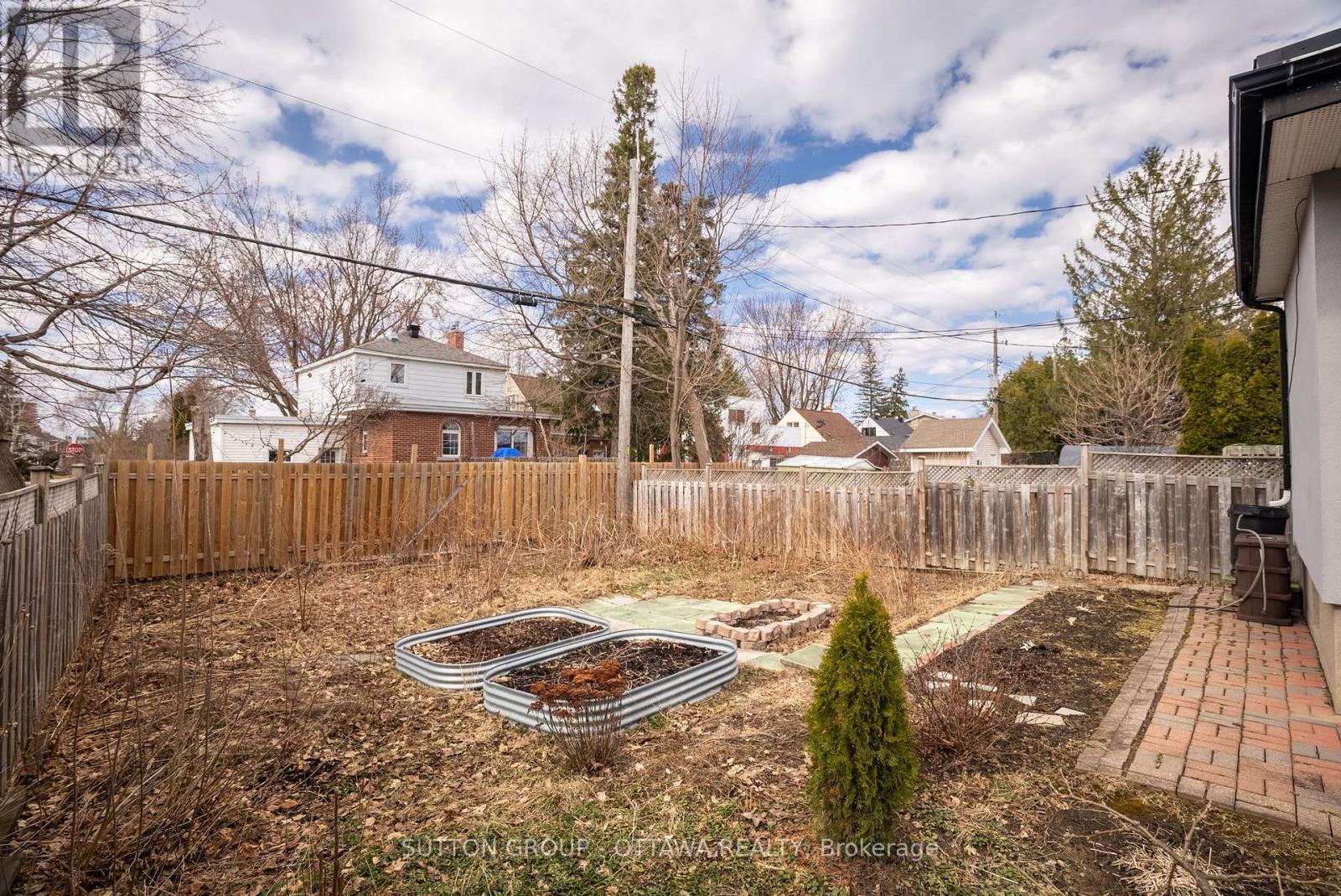 












1371 WOODWARD AVENUE SE

,
Ottawa,




Ontario
K1Z7V7

