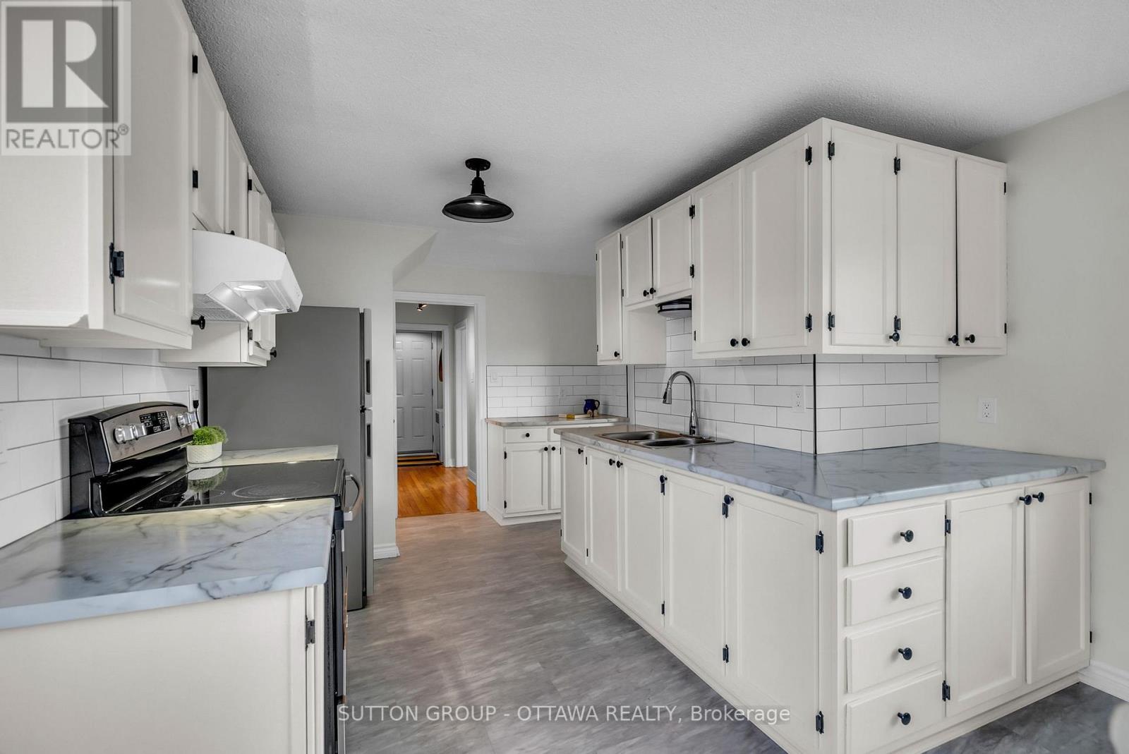 












1371 WOODWARD AVENUE SE

,
Ottawa,




Ontario
K1Z7V7

