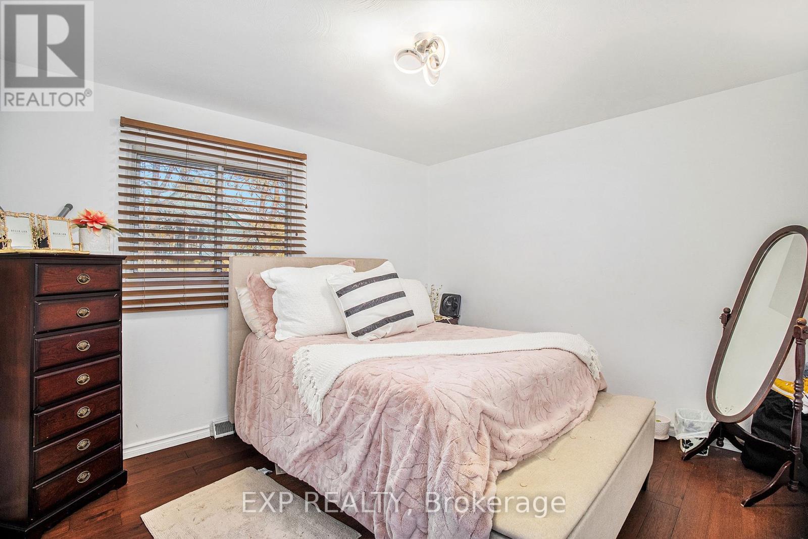 












8411 RUSSELL ROAD

,
Ottawa,




Ontario
K4B0J7

