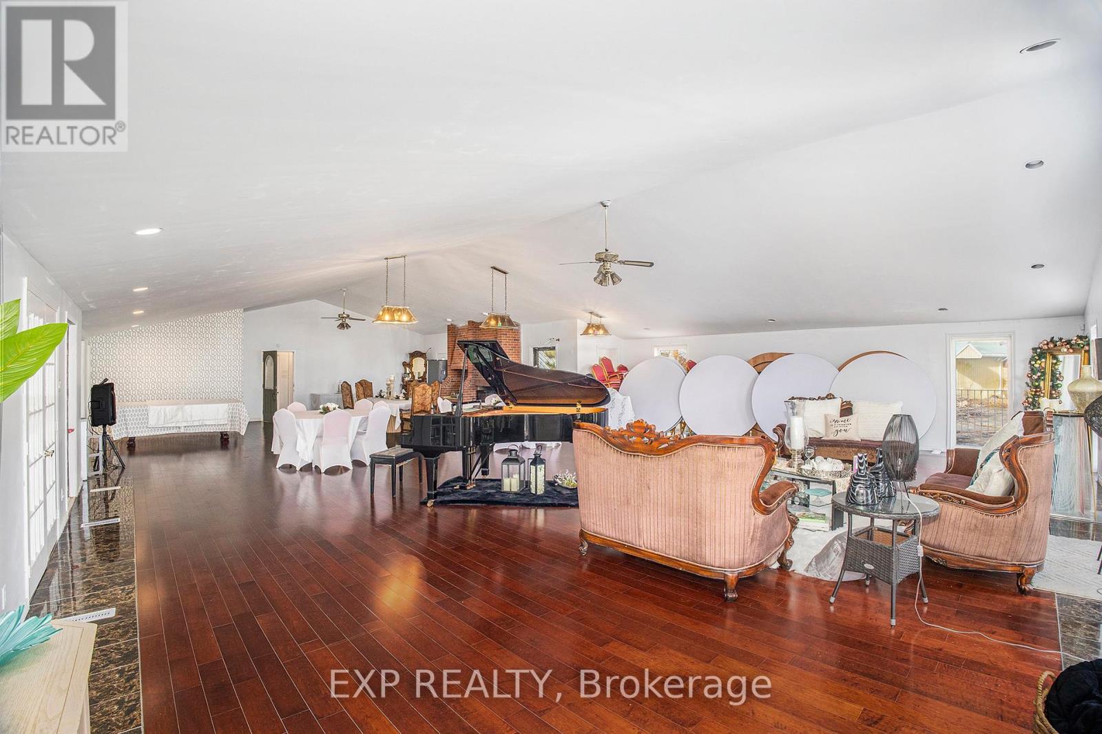












8411 RUSSELL ROAD

,
Ottawa,




Ontario
K4B0J7

