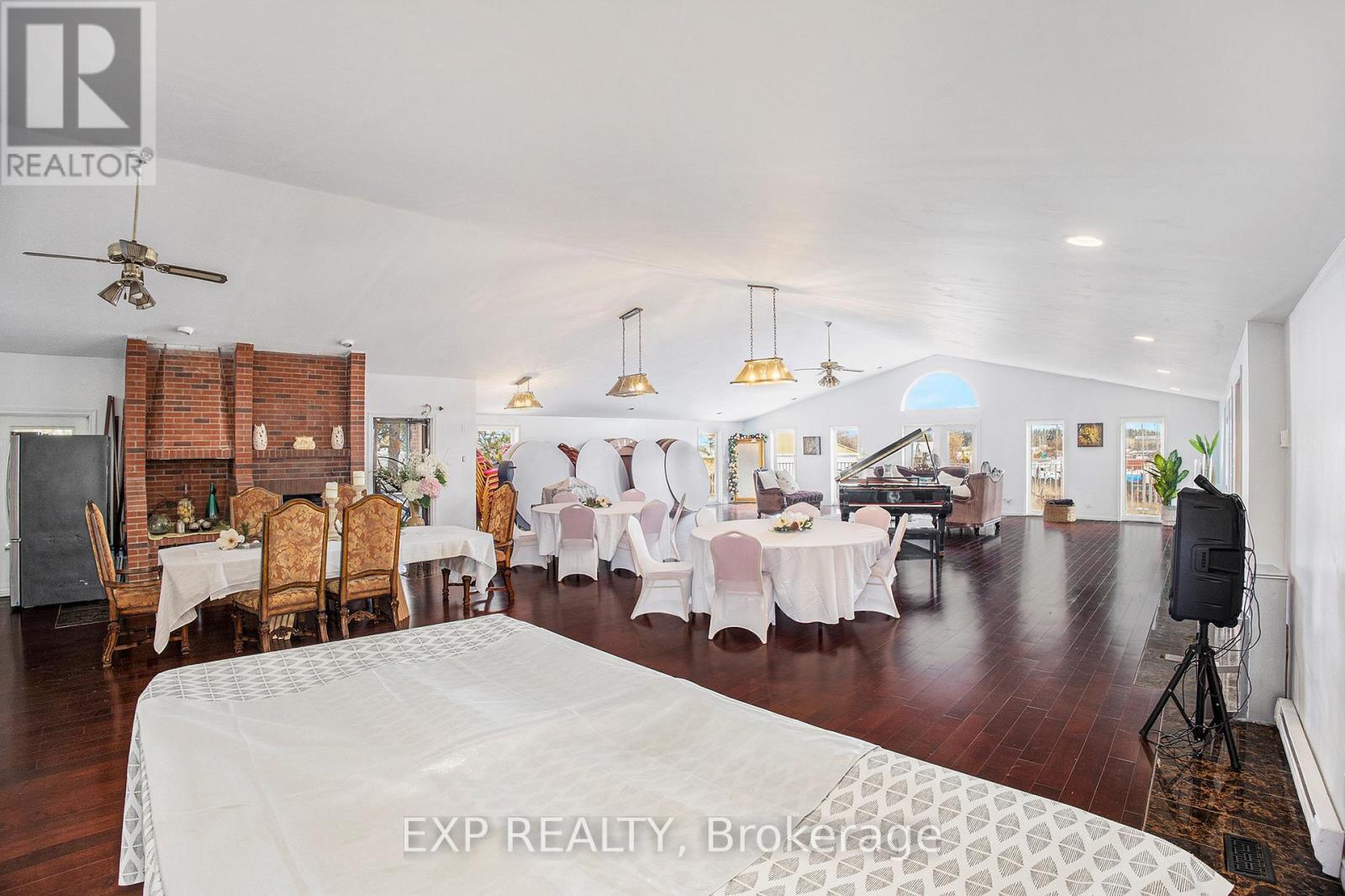 












8411 RUSSELL ROAD

,
Ottawa,




Ontario
K4B0J7

