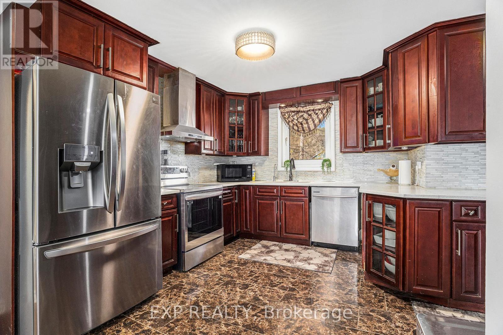 












8411 RUSSELL ROAD

,
Ottawa,




Ontario
K4B0J7


