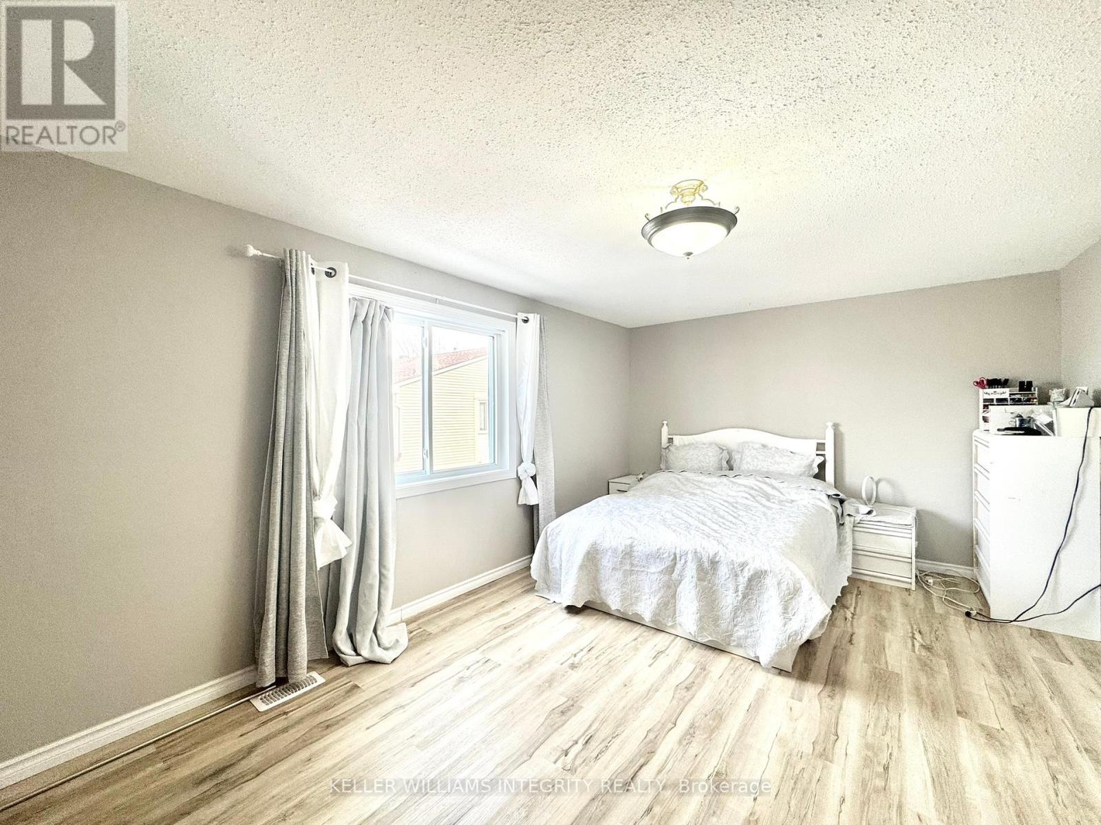 












1584 HOSKINS CRESCENT

,
Ottawa,




Ontario
K4A2J1


