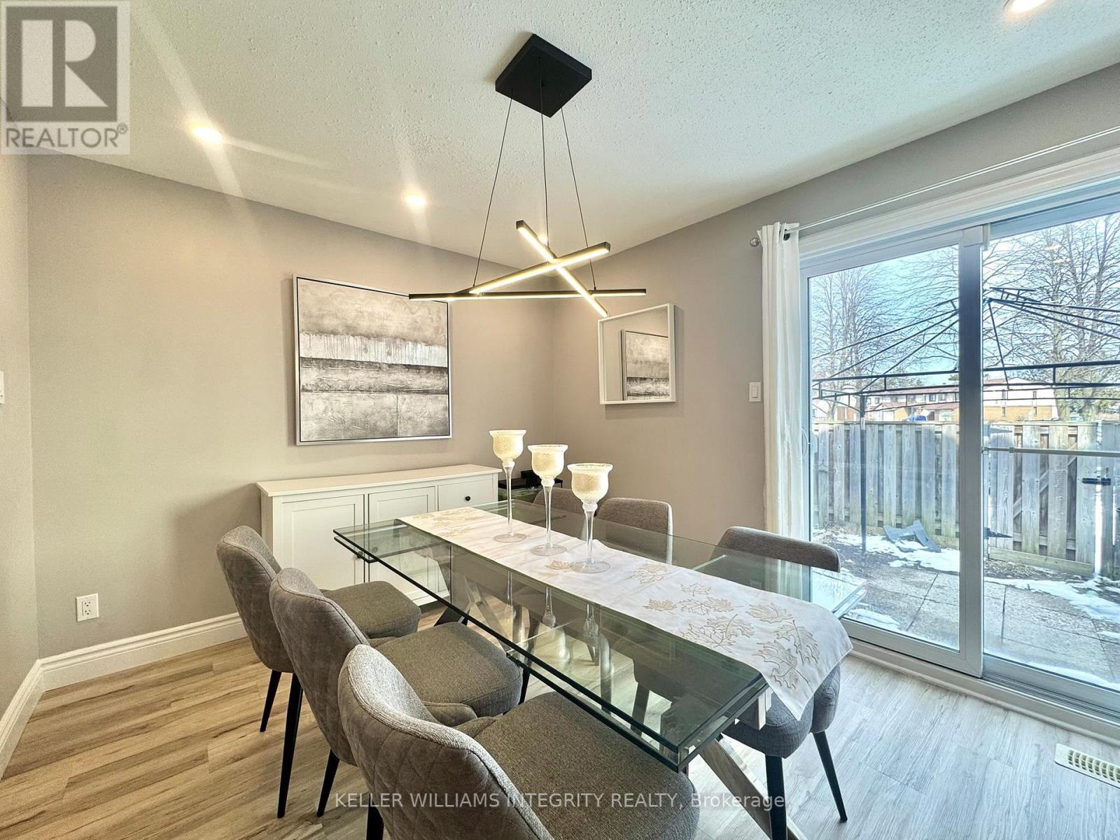 












1584 HOSKINS CRESCENT

,
Ottawa,




Ontario
K4A2J1

