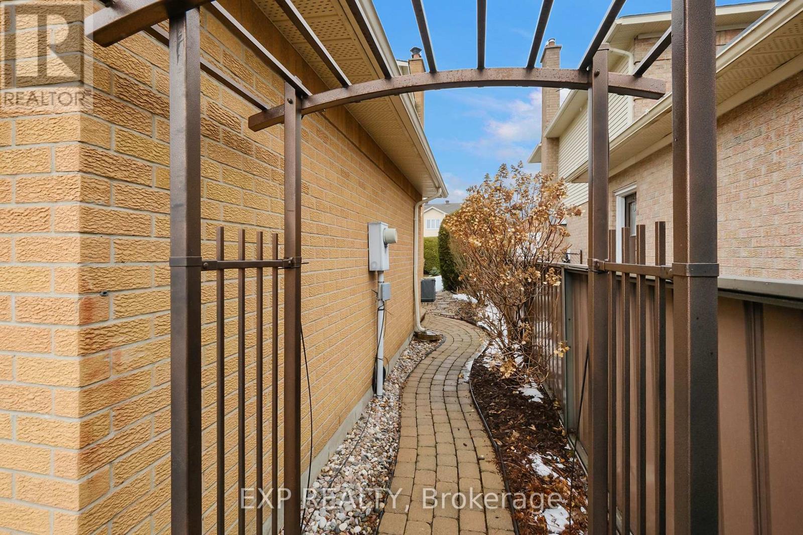 












6182 VOYAGEUR DRIVE

,
Ottawa,




Ontario
K1C2W3

