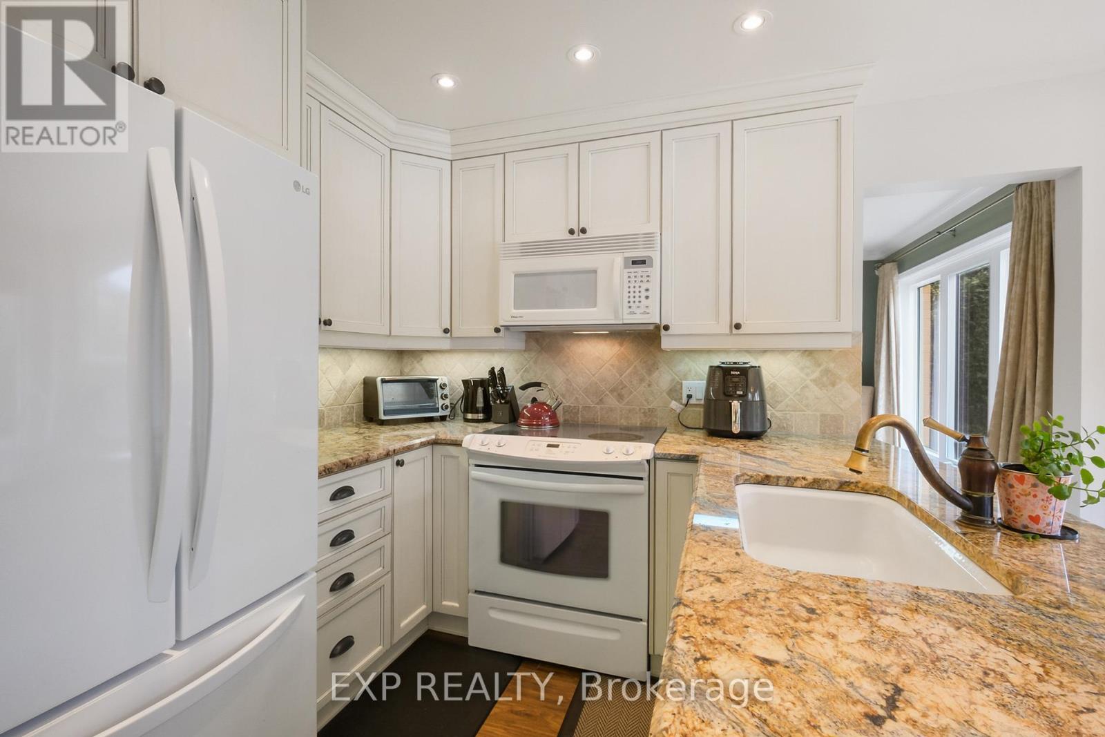 












6182 VOYAGEUR DRIVE

,
Ottawa,




Ontario
K1C2W3

