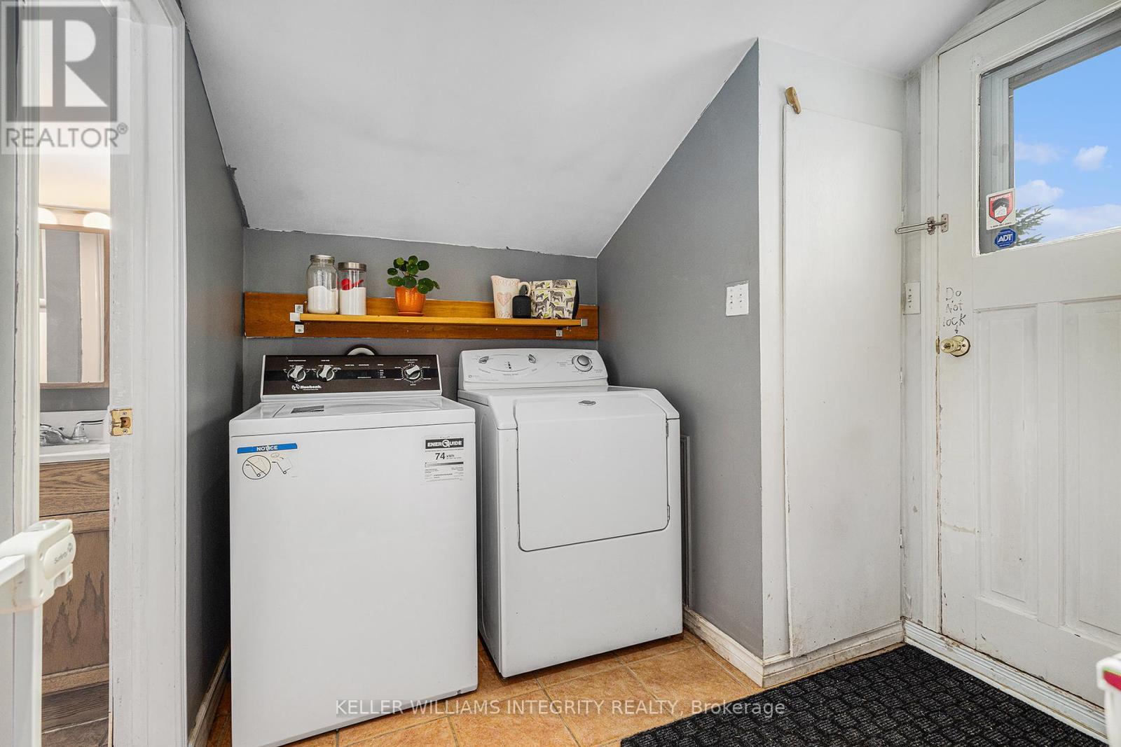 












359 CARLETON STREET

,
Carleton Place,




Ontario
K7C3C2

