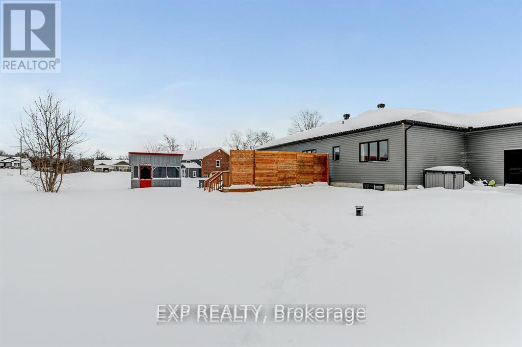 












4 TRACY LANE

,
Rideau Lakes,




Ontario
K7A4S5

