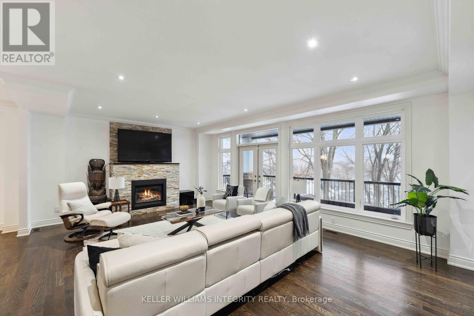 












612 BESSERER STREET

,
Ottawa,




Ontario
K1N6C9

