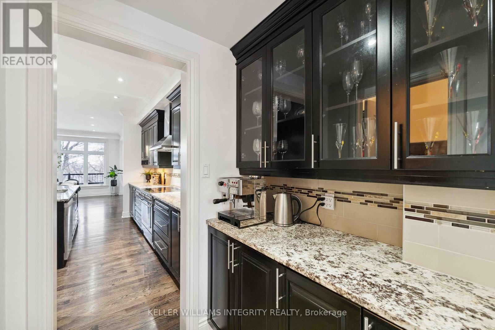 












612 BESSERER STREET

,
Ottawa,




Ontario
K1N6C9


