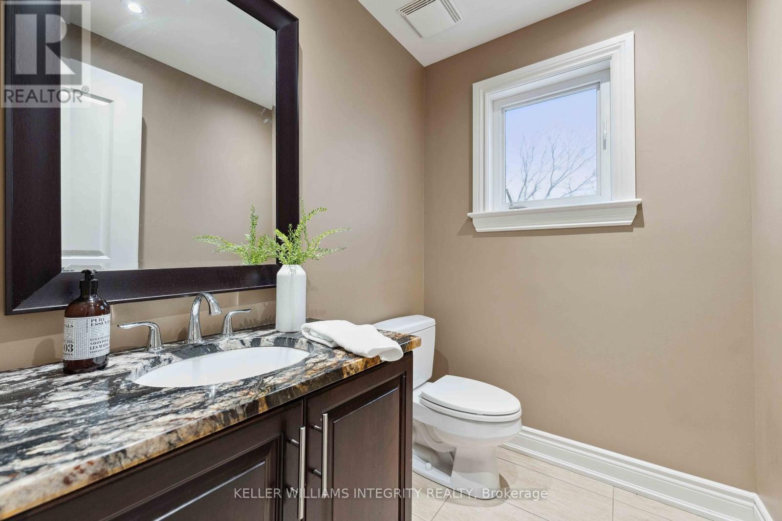












612 BESSERER STREET

,
Ottawa,




Ontario
K1N6C9

