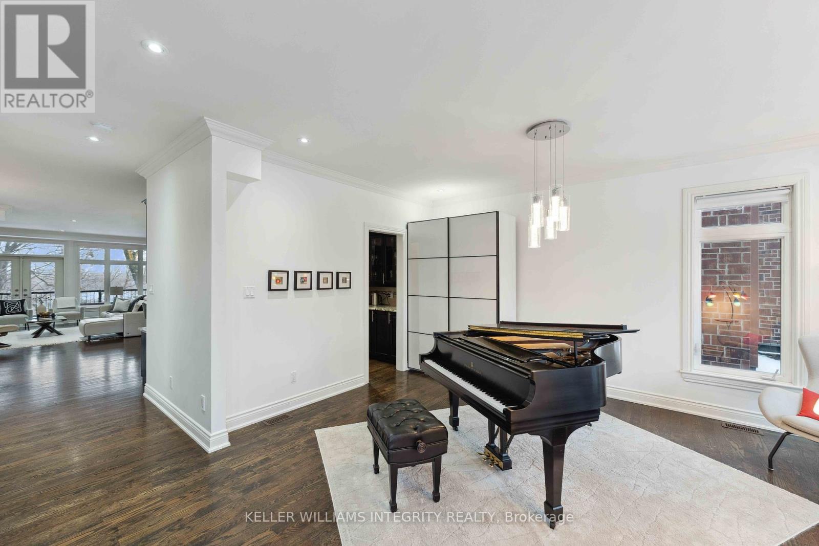 












612 BESSERER STREET

,
Ottawa,




Ontario
K1N6C9

