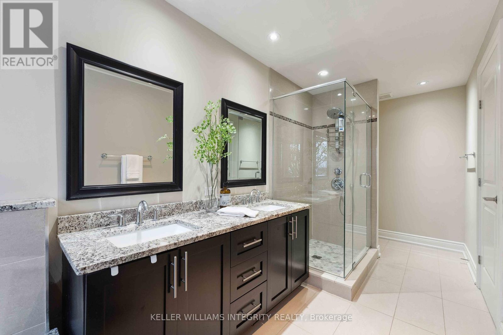 












612 BESSERER STREET

,
Ottawa,




Ontario
K1N6C9

