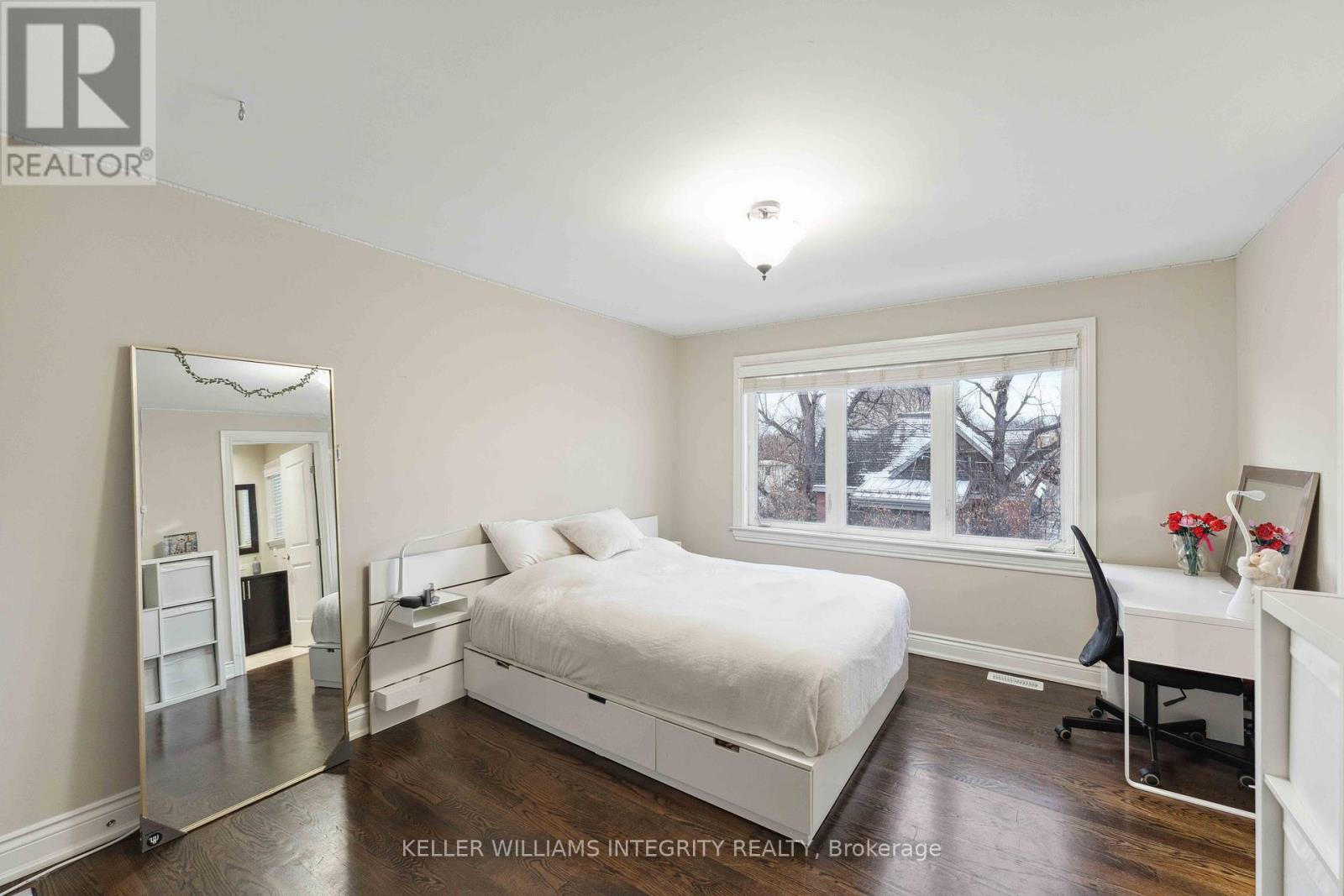 












612 BESSERER STREET

,
Ottawa,




Ontario
K1N6C9

