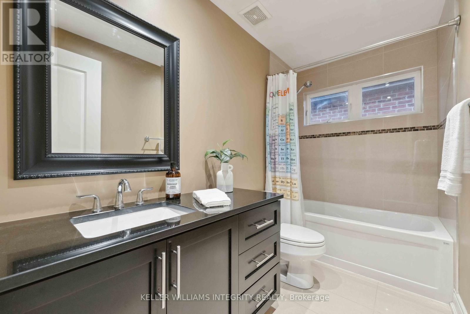 












612 BESSERER STREET

,
Ottawa,




Ontario
K1N6C9

