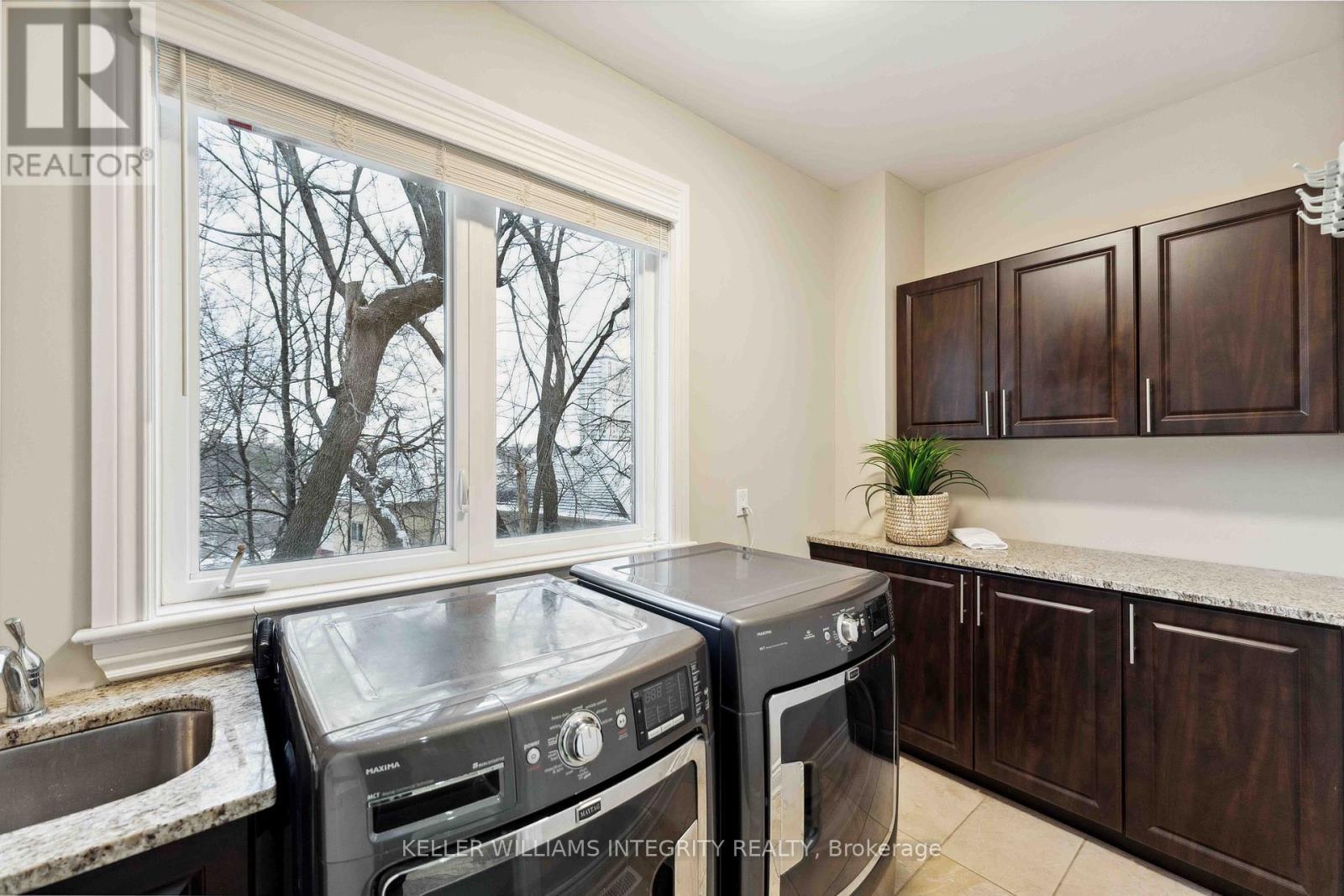 












612 BESSERER STREET

,
Ottawa,




Ontario
K1N6C9

