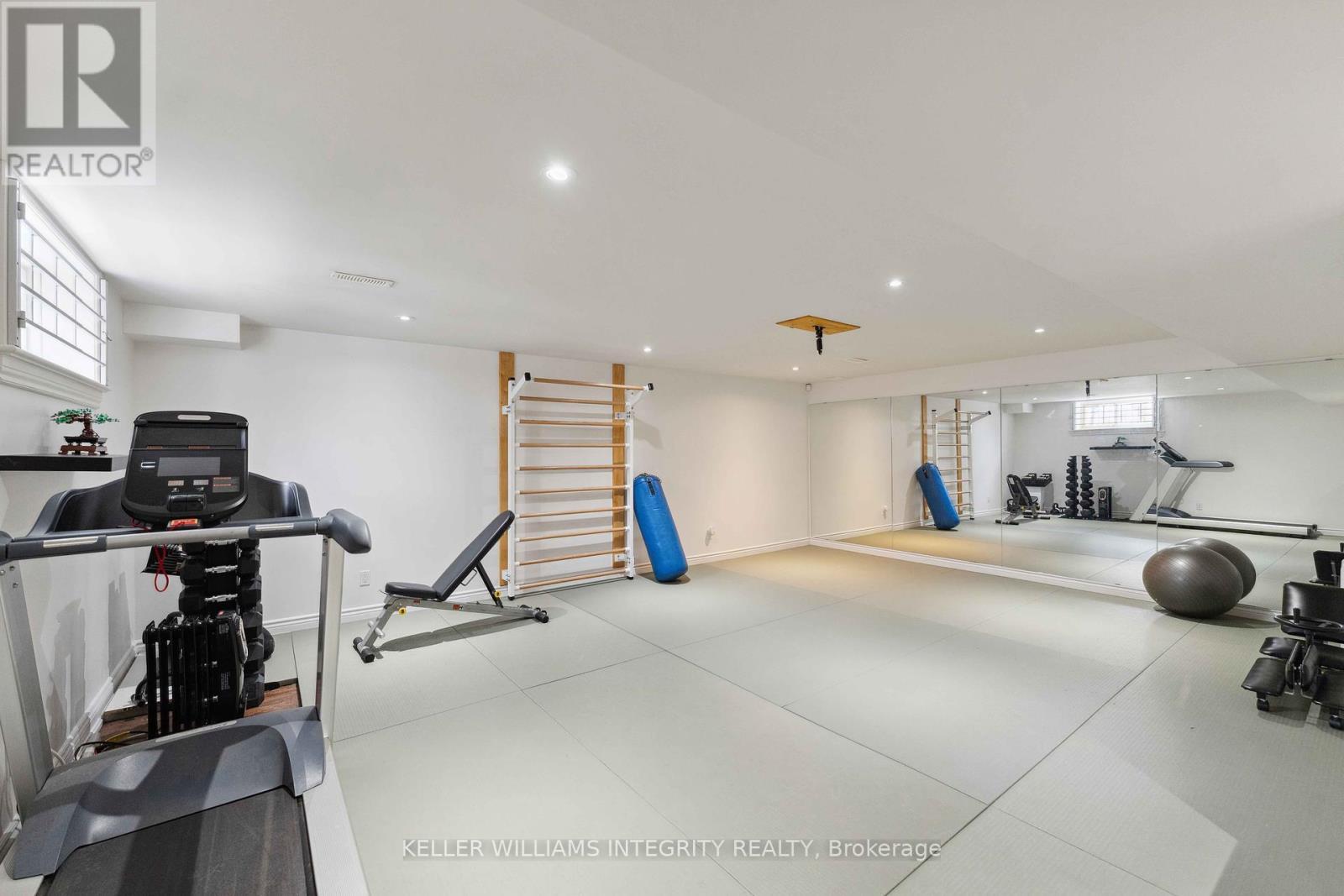 












612 BESSERER STREET

,
Ottawa,




Ontario
K1N6C9

