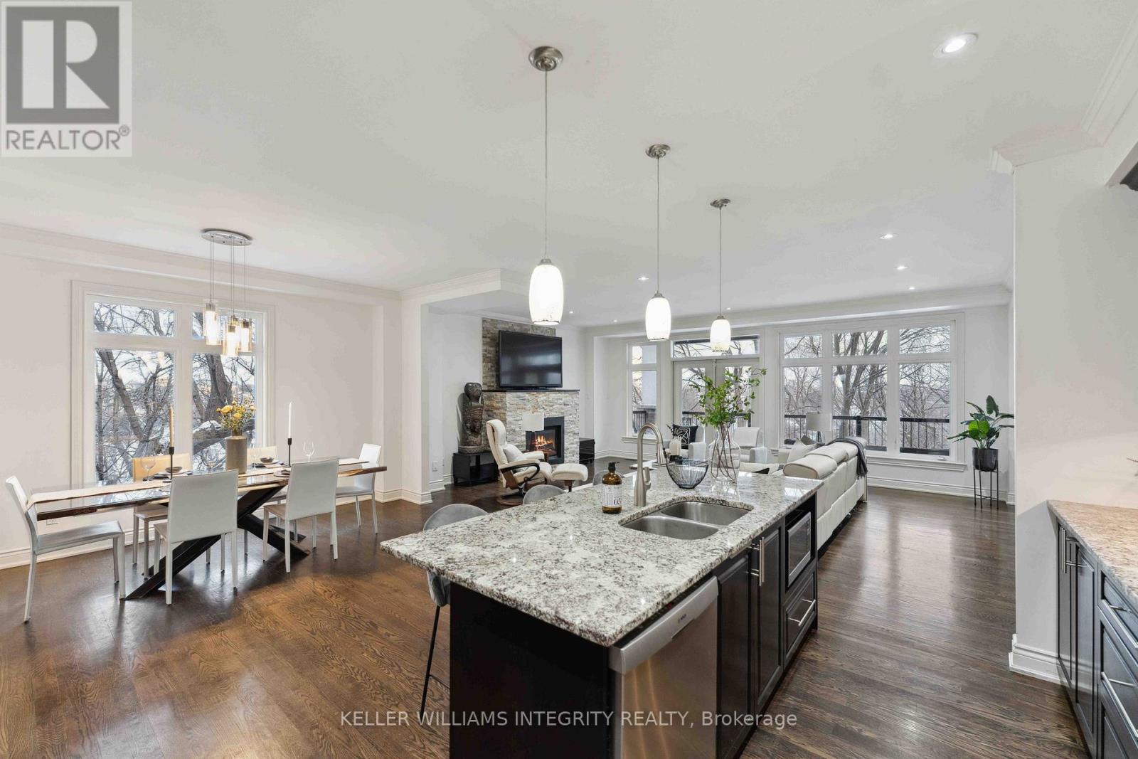 












612 BESSERER STREET

,
Ottawa,




Ontario
K1N6C9

