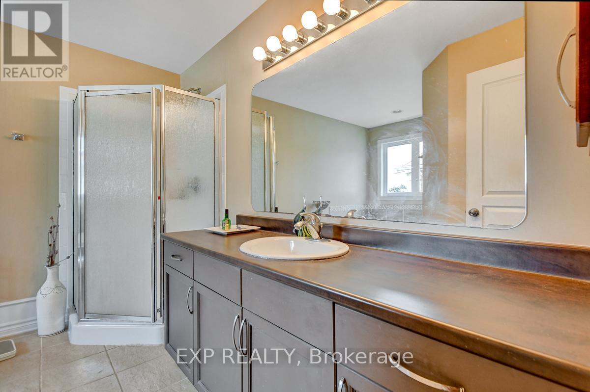 












135 RIVERSEDGE CRESCENT

,
Ottawa,




Ontario
K1V0Z8


