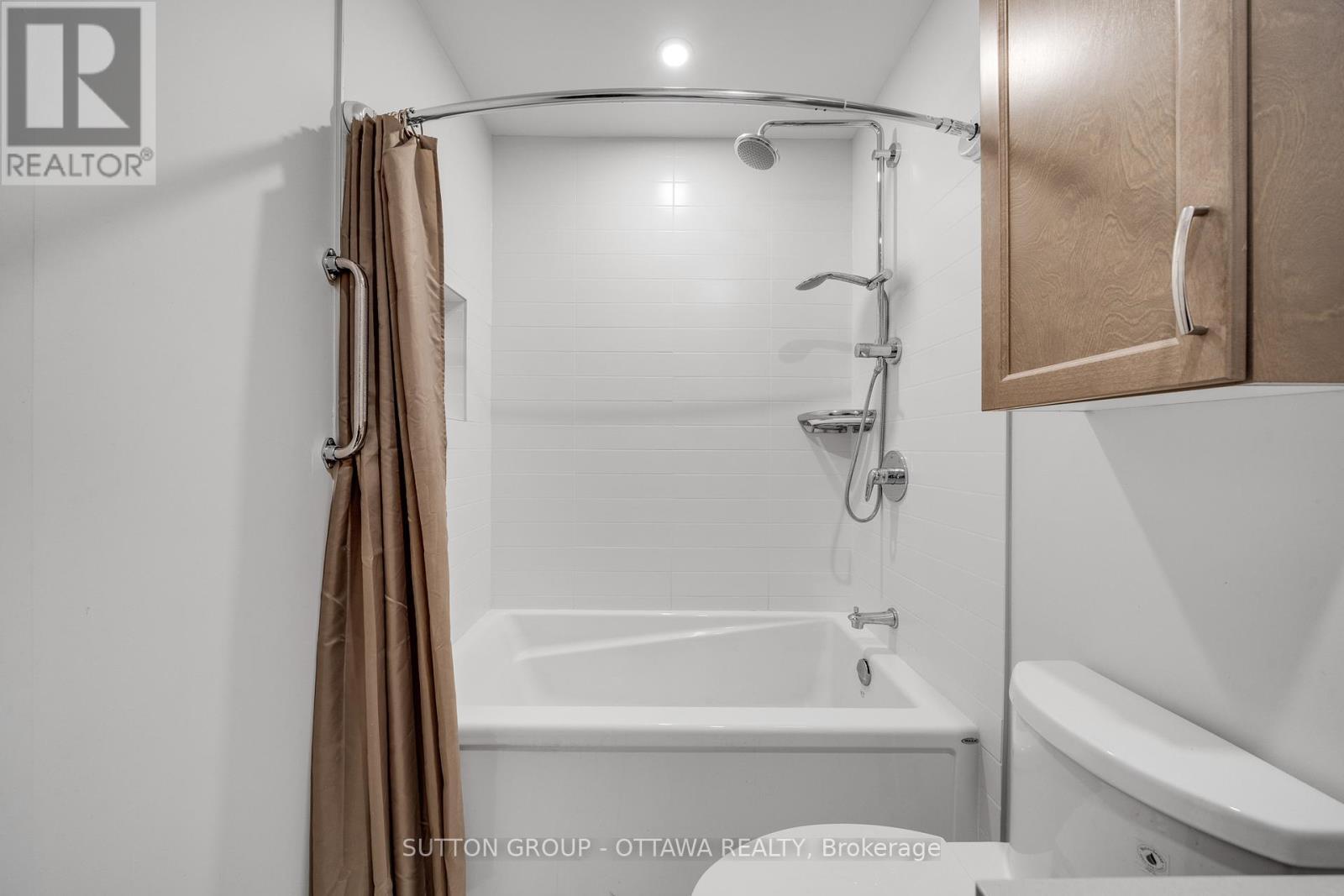 












201 - 11 AVENUE DES OBLATS AVENUE

,
Ottawa,




Ontario
K1S5V8

