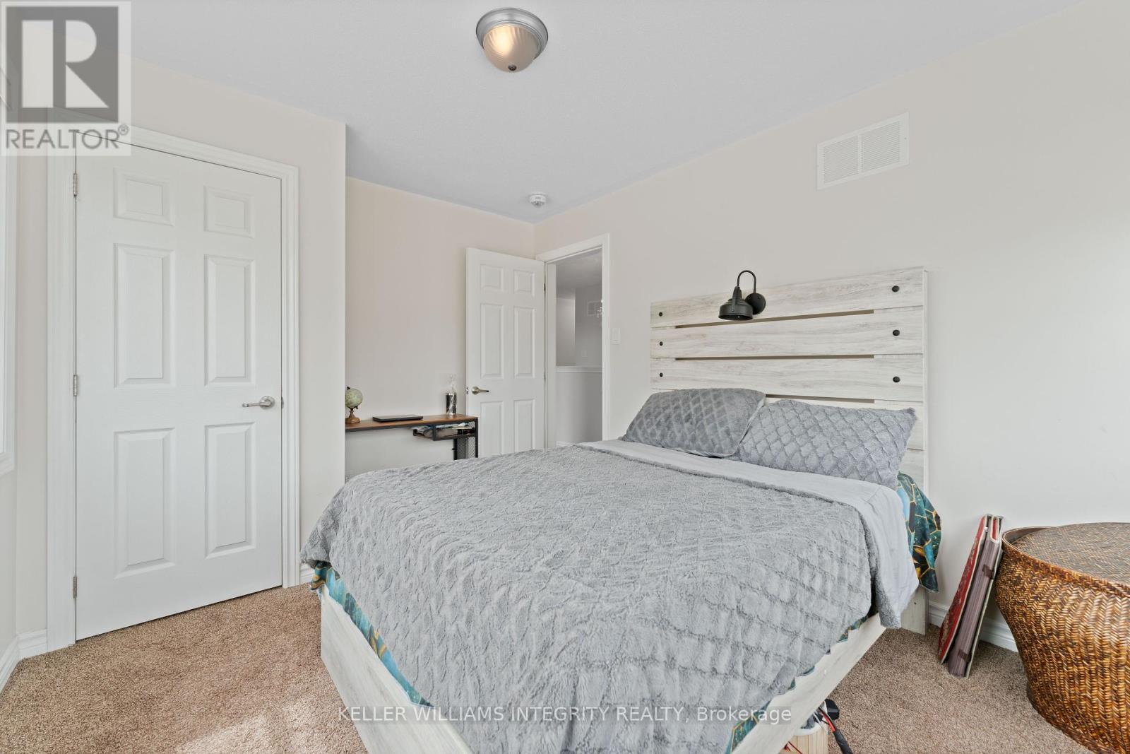 












52 OXALIS CRESCENT

,
Ottawa,




Ontario
K2V0J6

