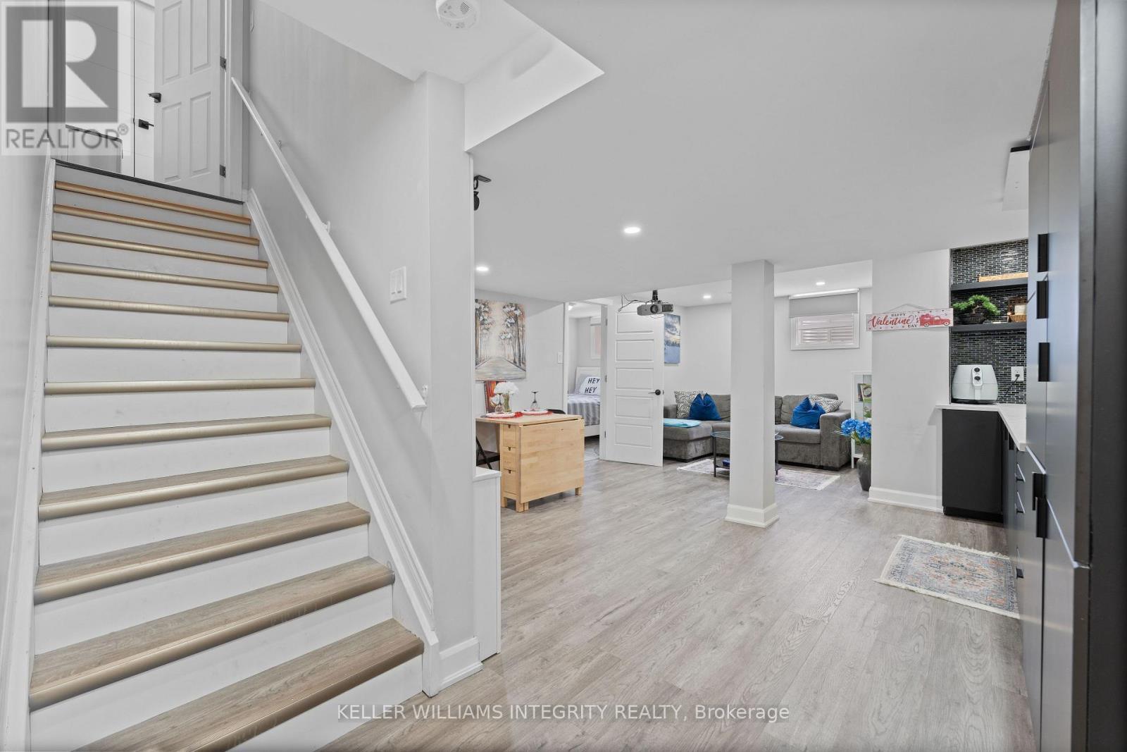 












52 OXALIS CRESCENT

,
Ottawa,




Ontario
K2V0J6

