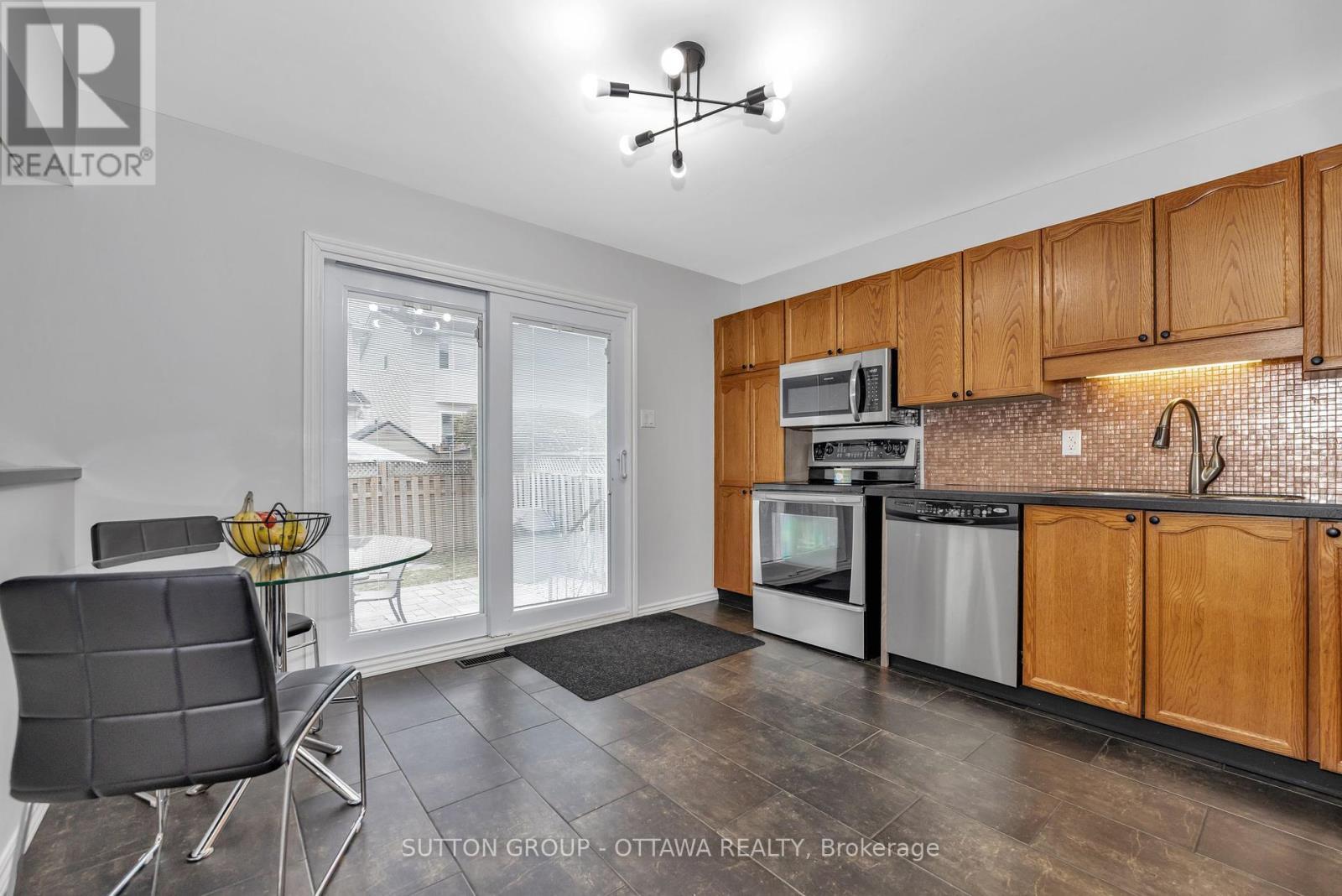 












6586 DES MERLES LANE

,
Ottawa,




Ontario
K1C6P3

