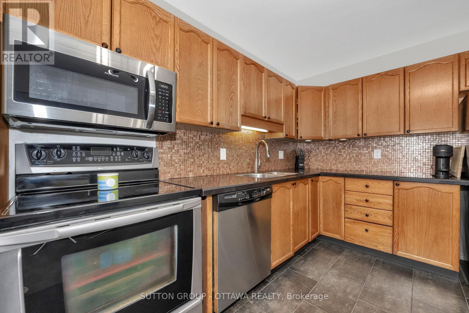 












6586 DES MERLES LANE

,
Ottawa,




Ontario
K1C6P3

