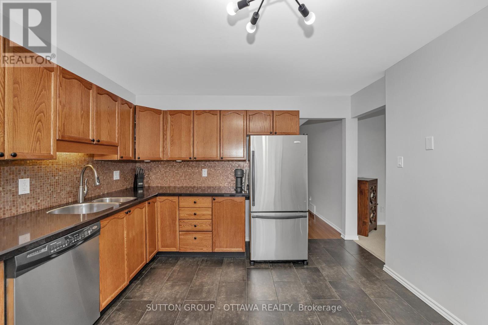 












6586 DES MERLES LANE

,
Ottawa,




Ontario
K1C6P3

