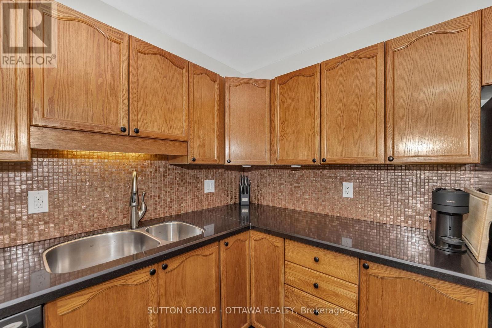 












6586 DES MERLES LANE

,
Ottawa,




Ontario
K1C6P3

