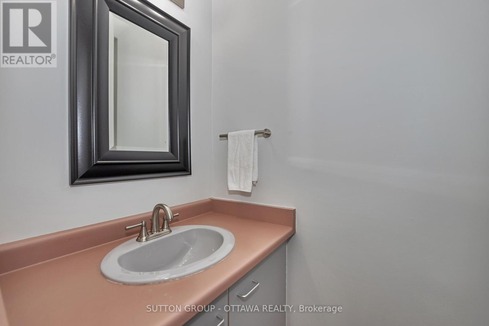 












6586 DES MERLES LANE

,
Ottawa,




Ontario
K1C6P3

