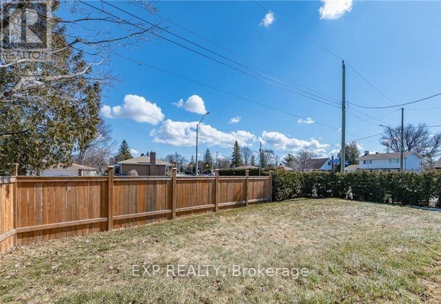 












109 MEADOWLANDS DRIVE W

,
Ottawa,




Ontario
K2G2S1

