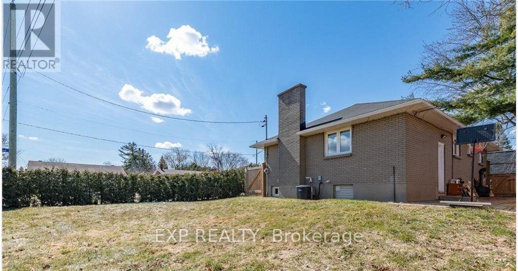 












109 MEADOWLANDS DRIVE W

,
Ottawa,




Ontario
K2G2S1

