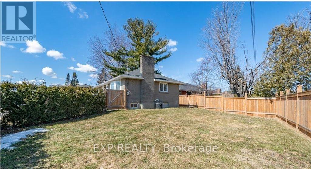 












109 MEADOWLANDS DRIVE W

,
Ottawa,




Ontario
K2G2S1

