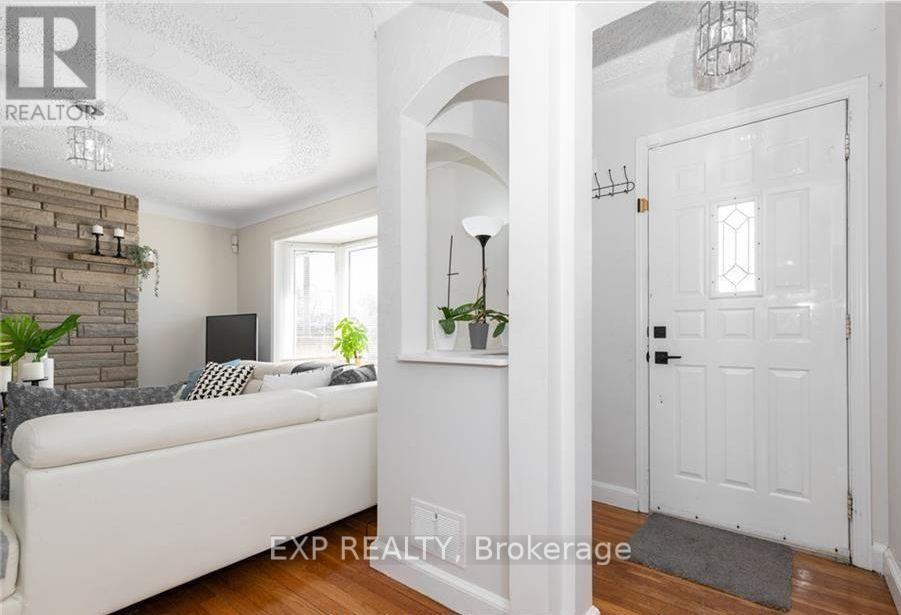 












109 MEADOWLANDS DRIVE W

,
Ottawa,




Ontario
K2G2S1

