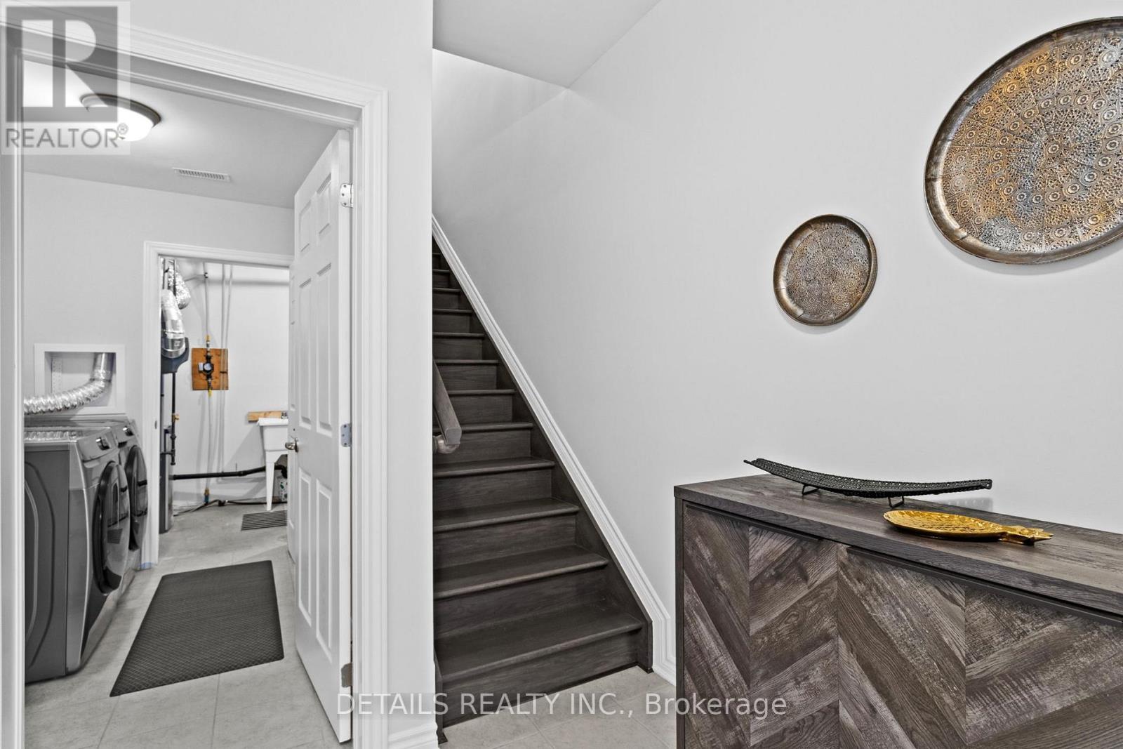 












827 KINIW PRIVATE

,
Ottawa,




Ontario
K1K5A3

