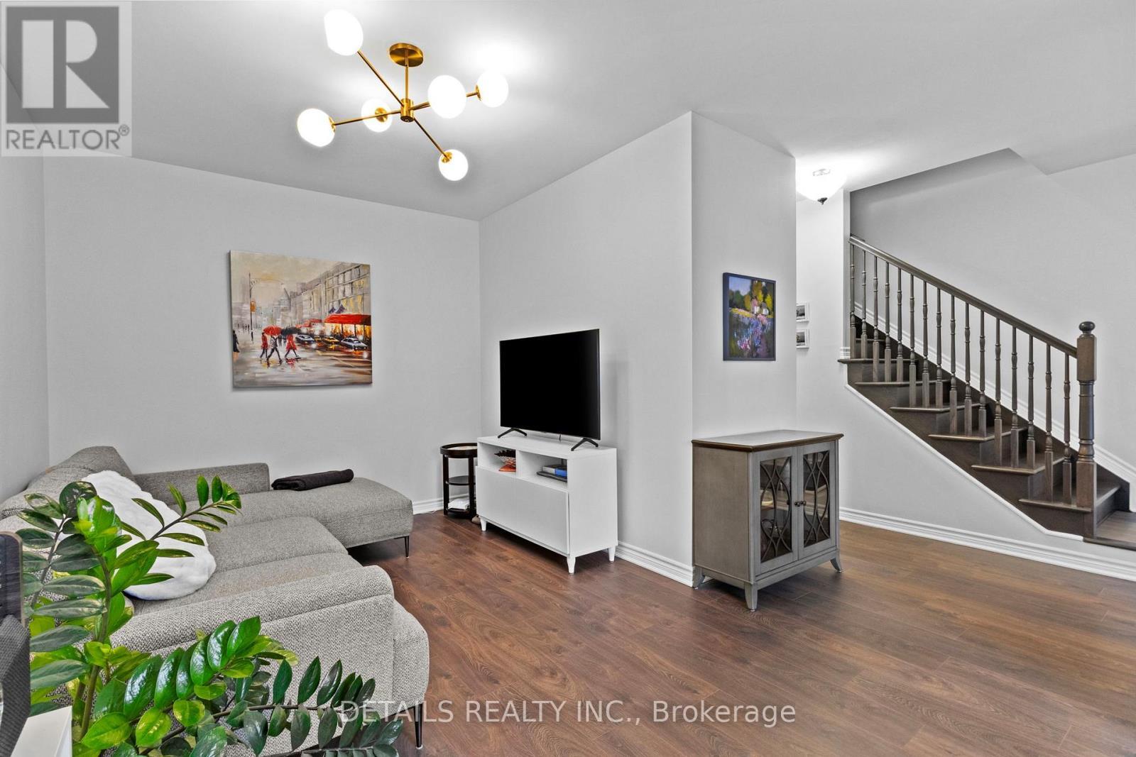 












827 KINIW PRIVATE

,
Ottawa,




Ontario
K1K5A3

