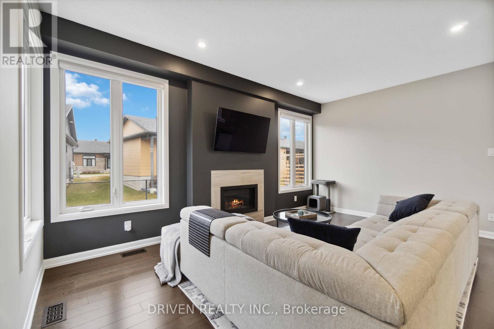 












334 STERLING AVENUE

,
Clarence-Rockland,




Ontario
K4K0L2

