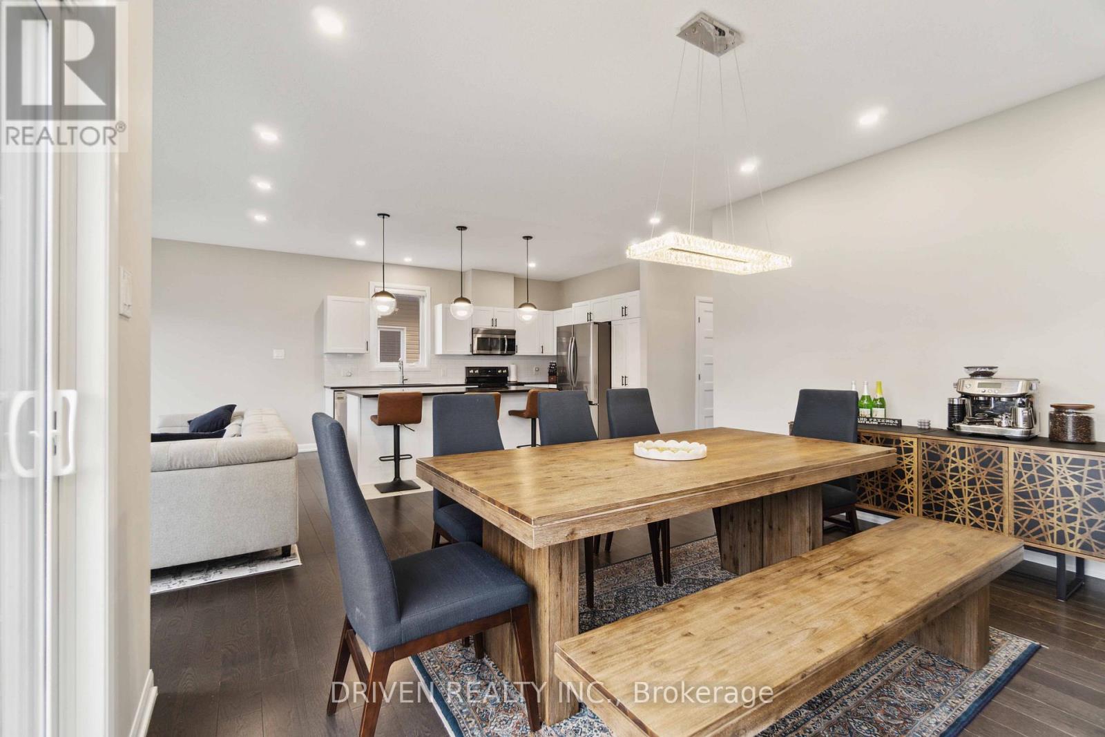 












334 STERLING AVENUE

,
Clarence-Rockland,




Ontario
K4K0L2

