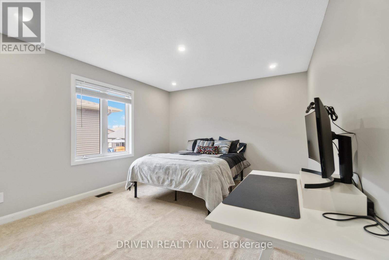 












334 STERLING AVENUE

,
Clarence-Rockland,




Ontario
K4K0L2

