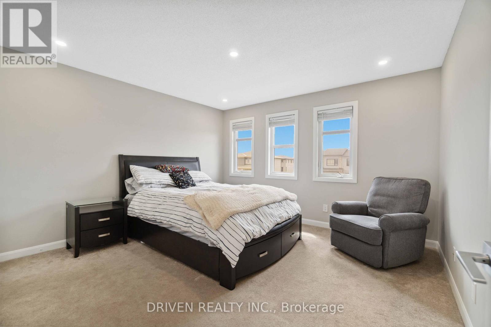 












334 STERLING AVENUE

,
Clarence-Rockland,




Ontario
K4K0L2

