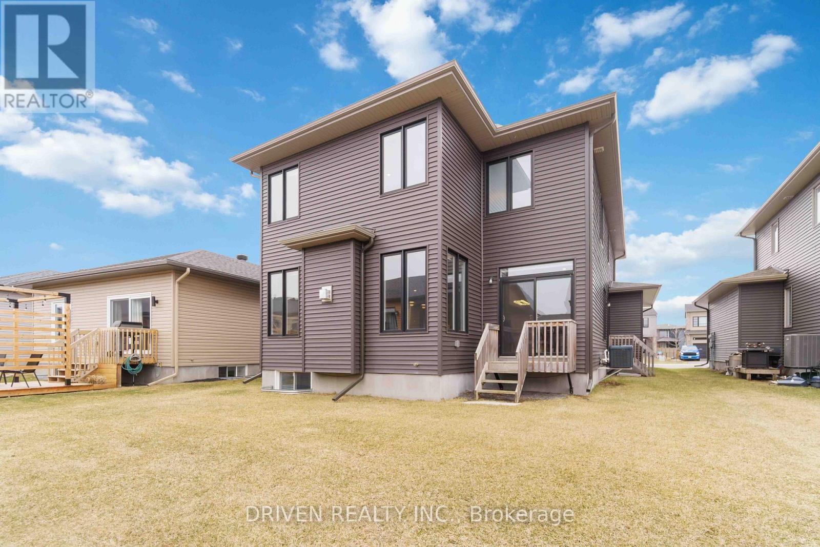 












334 STERLING AVENUE

,
Clarence-Rockland,




Ontario
K4K0L2

