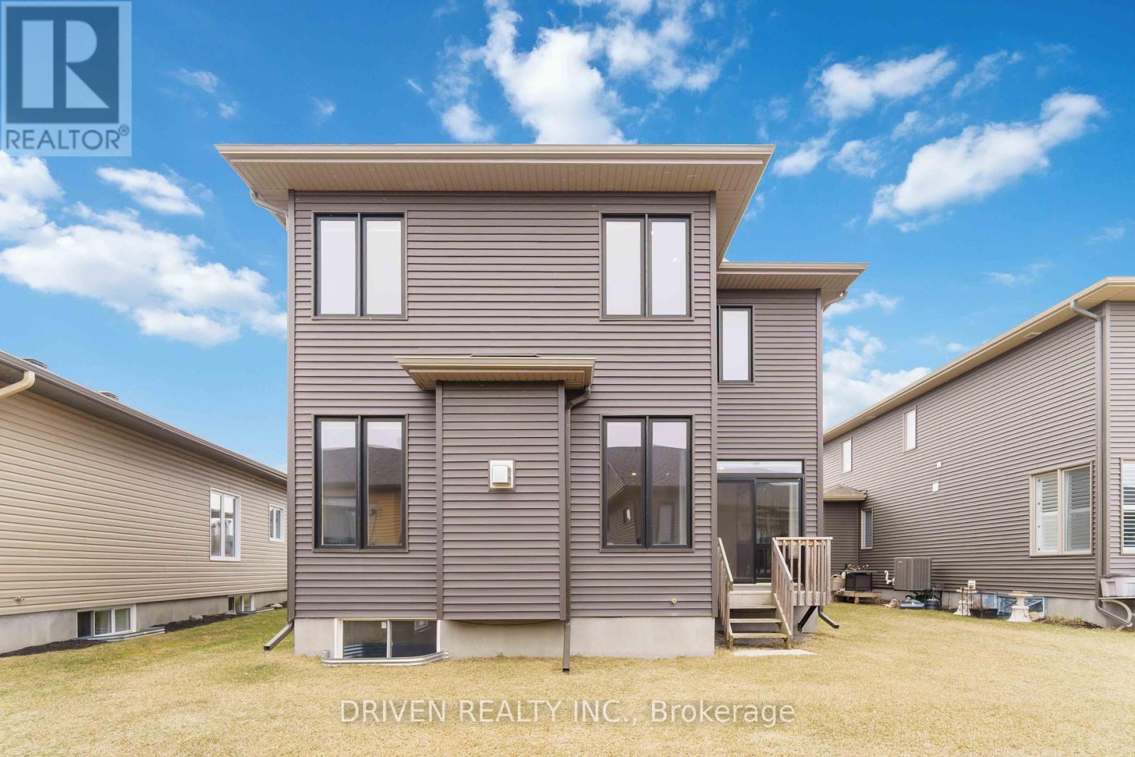 












334 STERLING AVENUE

,
Clarence-Rockland,




Ontario
K4K0L2

